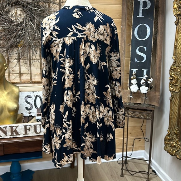 Lightweight Tunic Style Top - Picture 4 of 13